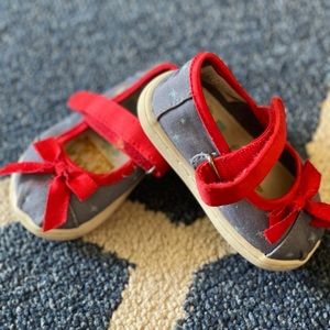 Toms Mary Jane shoes size 4 Snow white Disney